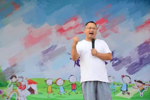廣東博皓公司總經理、鷹之家班主任尹總，為我們本次運動會致開幕詞