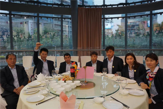 博皓家人們歡聚一堂，把酒言歡，開懷暢飲-4